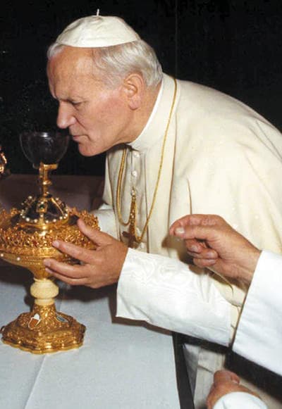 El Papa Juan Pablo II, junto al Santo Cáliz (1982)