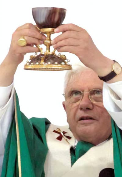 El Papa Benedicto XVI, junto al Santo Cáliz (2006)