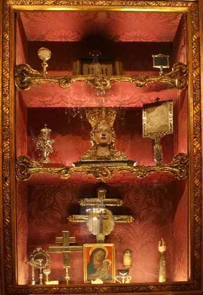 El armario de las reliquias donde permanecía guardado en la Capilla de las reliquias.