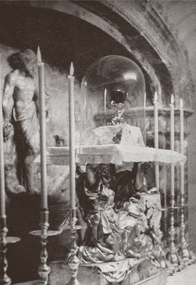 El Santo Cáliz expuesto en la capilla de la resurrección.