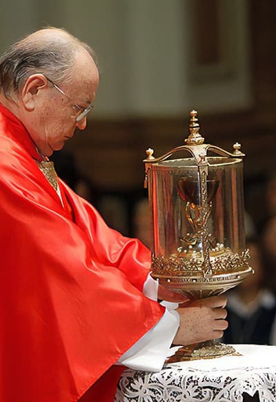Traslado del Santo Cáliz al Altar Mayor.