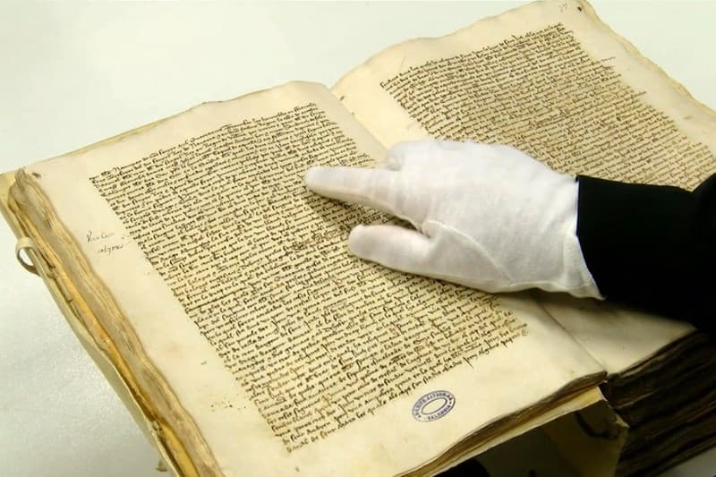 Inventario de las reliquias del relicario real de la Corona de Aragón, depositadas por Alfonso el Magnánimo en la catedral de Valencia en 1437. Archivo de la Catedral de Valencia